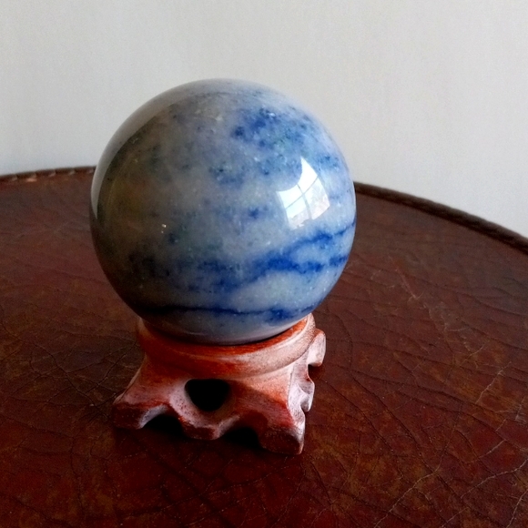 Blue calcite crystal sphere. 298g. Approx. 2.1" width. 7.5" circumference. - Picture 7 of 9